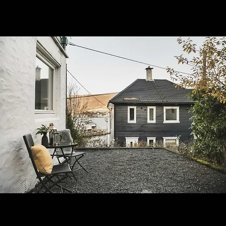 Bright And Modern Close To The Center! 2 Bedroom *