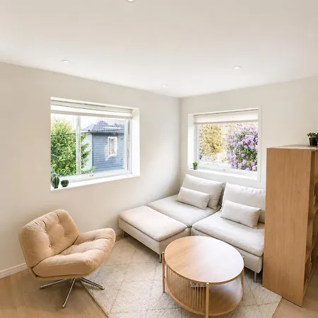 Апартаменти Bright And Modern Close To The Center! 2 Bedroom *