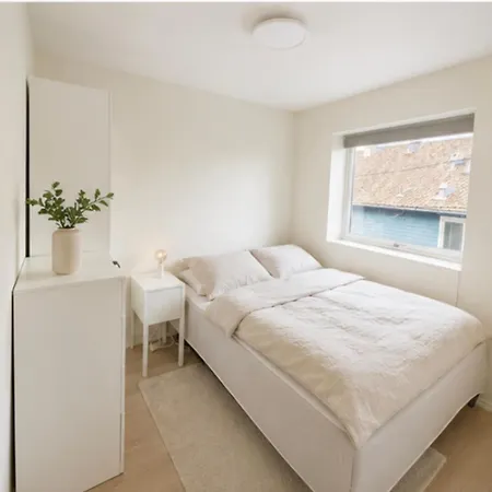 Bright And Modern Close To The Center! 2 Bedroom *
