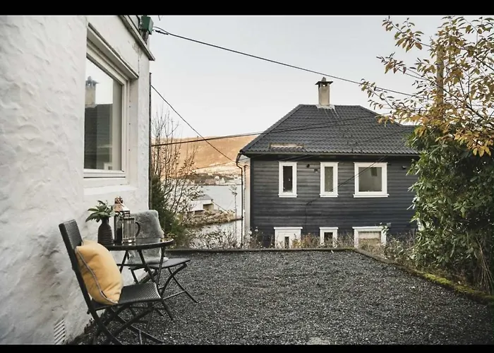 Bright And Modern Close To The Center! 2 Bedroom *